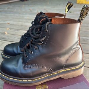 Vintage 101 MADE IN ENGLAND Dr. Marten lace up combat boots